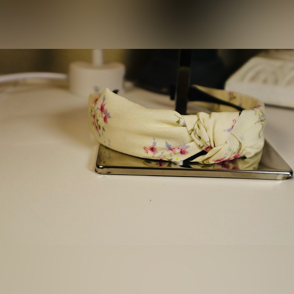 Stylist Headband Hair - Picture 2 of 3